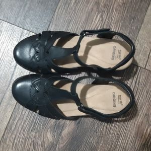 Sold! 2 Pairs Shoe Bundle - Size 7 Earth Origins, Joybees Croc Shoes